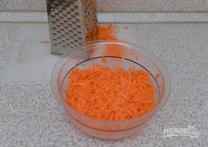 Морковный салат с сыром и чесноком - фото шаг 1