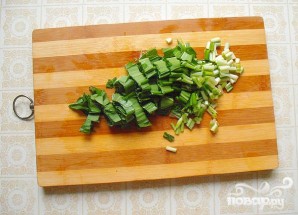 Весенний салат с черемшой и маринованными кабачками - фото шаг 5