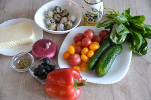 Греческий салат с перепелиными яйцами - фото шаг 1