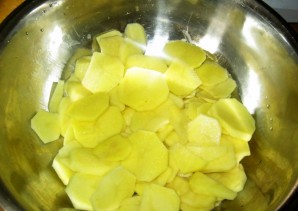 Картошка, запеченная под сыром в духовке - фото шаг 1