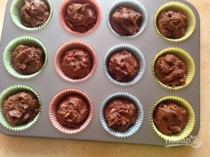 Очень шоколадные маффины с клюквой - фото шаг 9