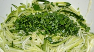 Салат из свежих кабачков - фото шаг 10