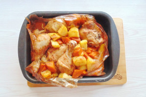 Курица с картофелем и тыквой в духовке - фото шаг 7
