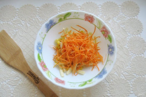 Салат с копченой колбасой, кукурузой и морковью - фото шаг 4