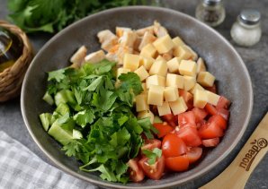 Салат с курицей, овощами и сыром - фото шаг 5