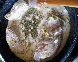 Нежная свинина в сырно-сливочном соусе - фото шаг 5