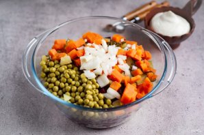 Салат винегрет с майонезом - фото шаг 7