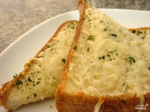 Тосты с сыром и чесноком - фото шаг 6