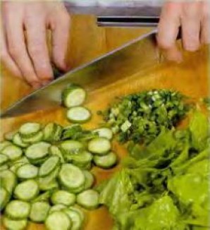Зелёный салат с орехами и изюмом - фото шаг 2
