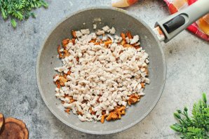 Жульен с курицей и лисичками - фото шаг 7