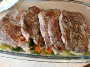 Свиной эскалоп с овощами в духовке - фото шаг 6