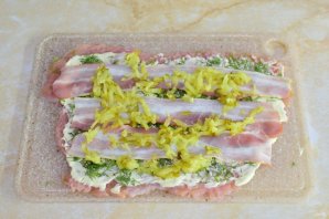 Рулетики из индейки в духовке с начинкой - фото шаг 6