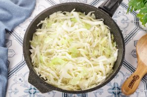 Заливной пирог с капустой на кефире - фото шаг 3