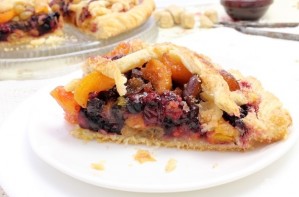 Пирог из слоеного теста с ягодами - фото шаг 4