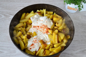 Картофель со сметаной и сыром на сковороде - фото шаг 4