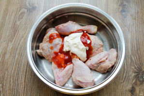 Курица с кетчупом и майонезом в духовке - фото шаг 4