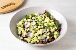 Салат с фасолью и огурцом "Пятиминутка" - фото шаг 5