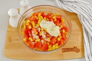 Салат с кукурузой, сыром, помидорами - фото шаг 4