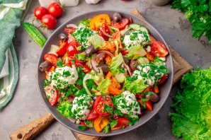 Салат с томатами, перцем, маслинами и шариками из рикотты - фото шаг 11