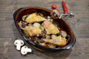 Куриные голени с грибами и картошкой в духовке - фото шаг 9