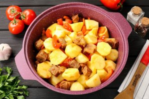 Тушёная картошка с мясом и овощами - фото шаг 7