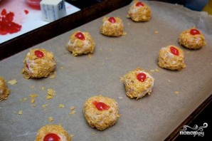Печенье с орехами и мараскиновой вишней - фото шаг 7