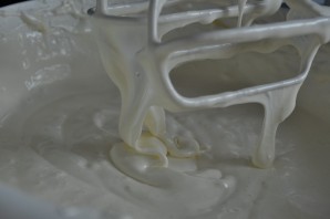 "Птичье молоко" из бисквитного теста - фото шаг 4