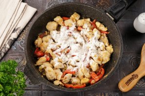 Фрикасе из курицы со сметаной