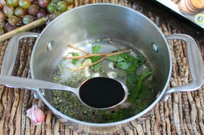 Виноград, маринованный с чесноком и пряными травами - фото шаг 5