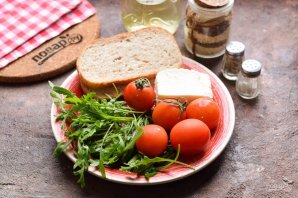 Салат с рукколой, помидорами и сухариками - фото шаг 1
