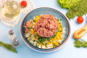 Салат из консервов - фото шаг 6