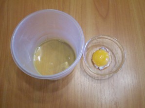 Кляр из яйца и муки - фото шаг 2