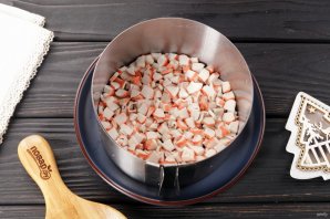 Салат слоеный с креветками - фото шаг 8