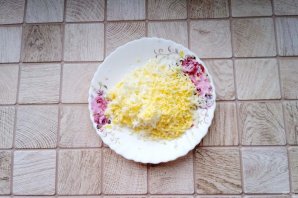 Слоёный салат с ананасами, курицей и жареными грибами - фото шаг 7