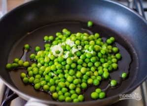 Куриные шарики в сливочном соусе с зеленым горошком - фото шаг 5