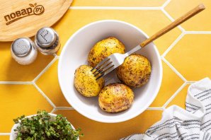 Картофель в мундире в микроволновке - фото шаг 8