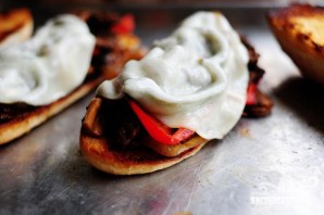 Сэндвичи с говядиной, болгарским перцем и грибами - фото шаг 7