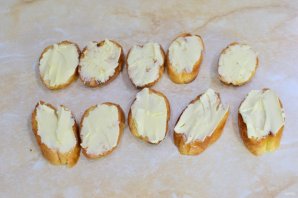 Бутерброды с горбушей соленой - фото шаг 4