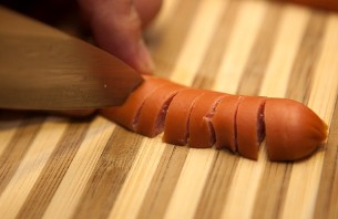 Ромашка из сосиски и яйца - фото шаг 2