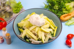 Салат с кальмаром, огурцом и яблоком - фото шаг 8