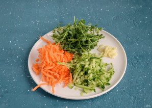 Салат с зеленой редькой и свежим огурцом - фото шаг 3