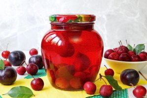 Компот из ранеток и слив - фото шаг 11
