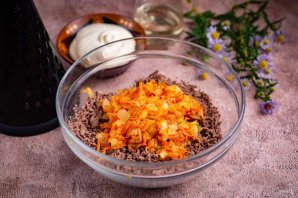 Печень с морковью и луком - фото шаг 10