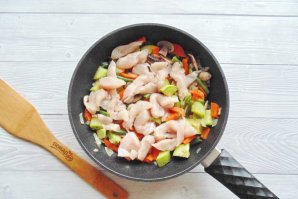 Куриное филе с овощами на сковороде - фото шаг 5