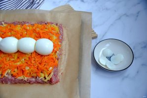 Рулет из фарша с яйцом - фото шаг 12