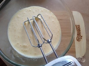 Бисквитный торт с вишней и творожным кремом - фото шаг 2