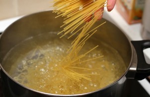 Спагетти с сосиской и соусом - фото шаг 11