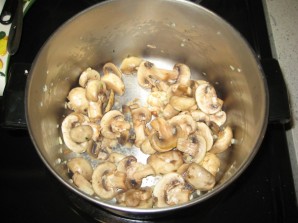Брокколи с грибами в сливочном соусе - фото шаг 2