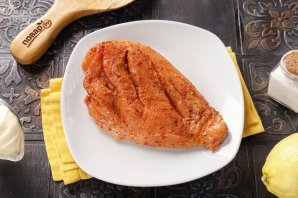 Салат с курицей и блинчиками