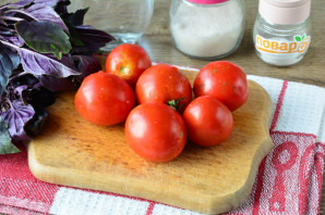 Малосольные помидоры с базиликом - фото шаг 1